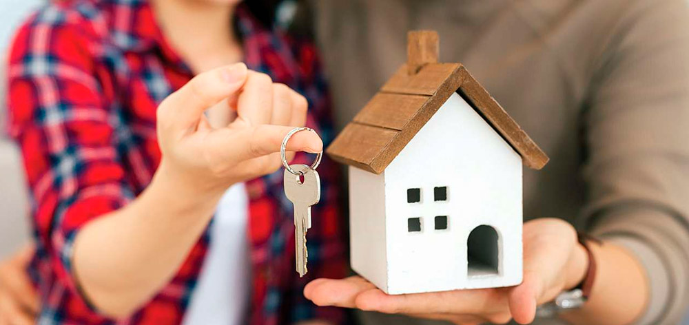 Familia recibiendo vivienda y asesoría hipotecaria